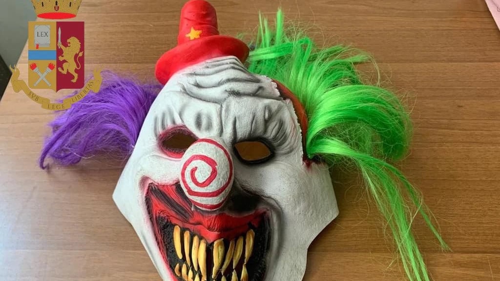 Il clown incubo delle donne: "Martellate sulla testa per rapinarle"