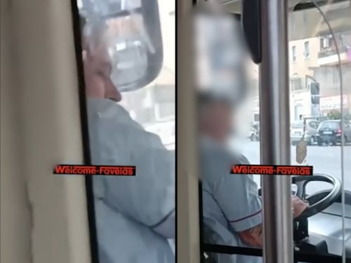 "Autista guida a occhi chiusi", e i passeggeri scendono dal bus Atac