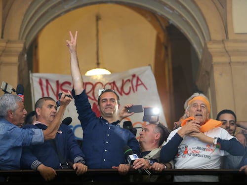 Il consigliere straniero che non sa l'italiano molla "DeMa"