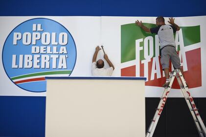 Sul palco rispunta il simbolo di Forza Italia 4
