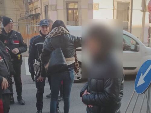 "Voglio un figlio". E cerca di rapire due bambini davanti a scuola