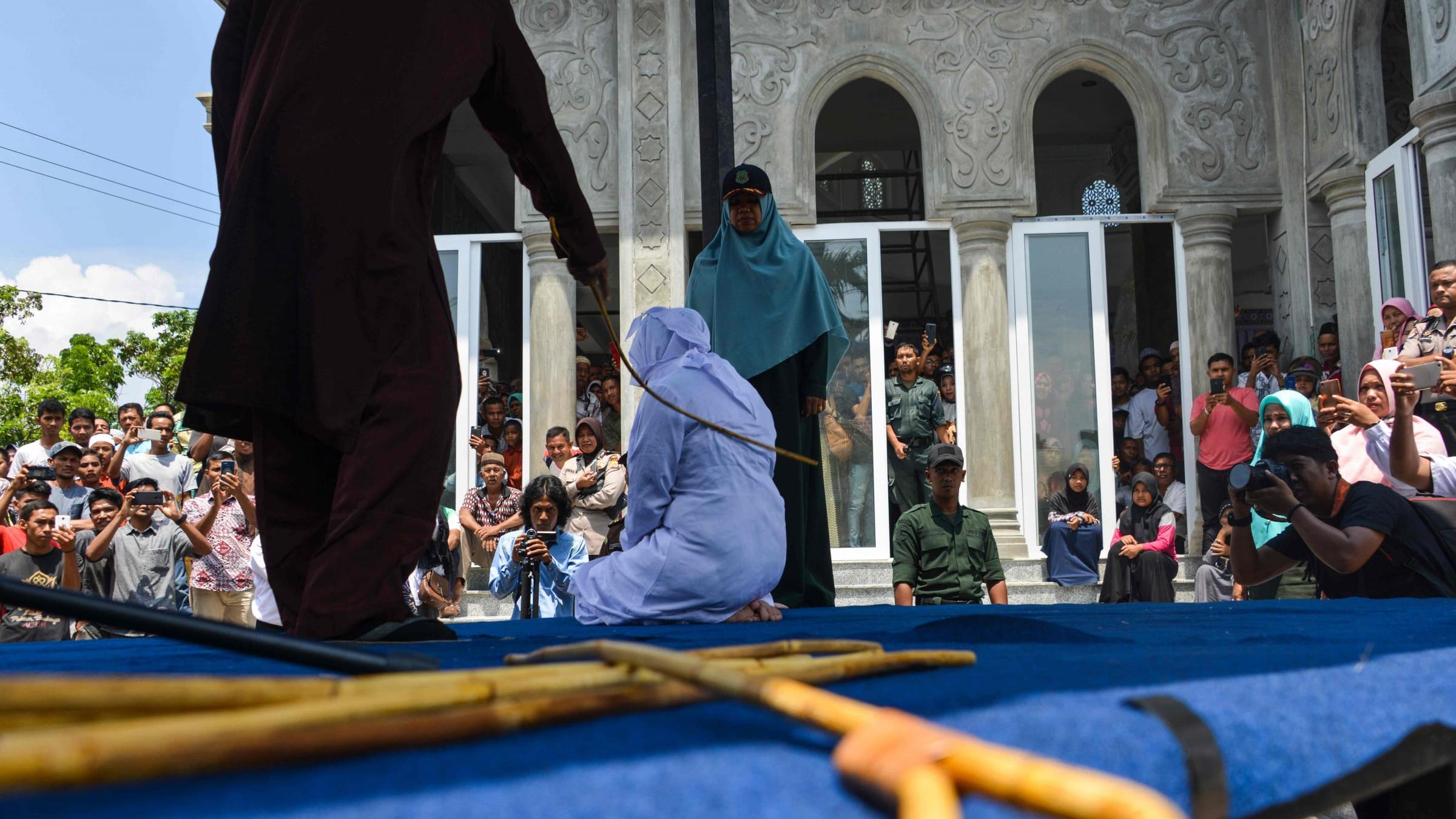Baci durante una diretta su Tik Tok e in Indonesia scatta la punizione choc: 21 frustate a una coppia