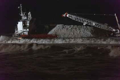 Marina di Massa, cargo si schianta contro il pontile e lo demolisce 5