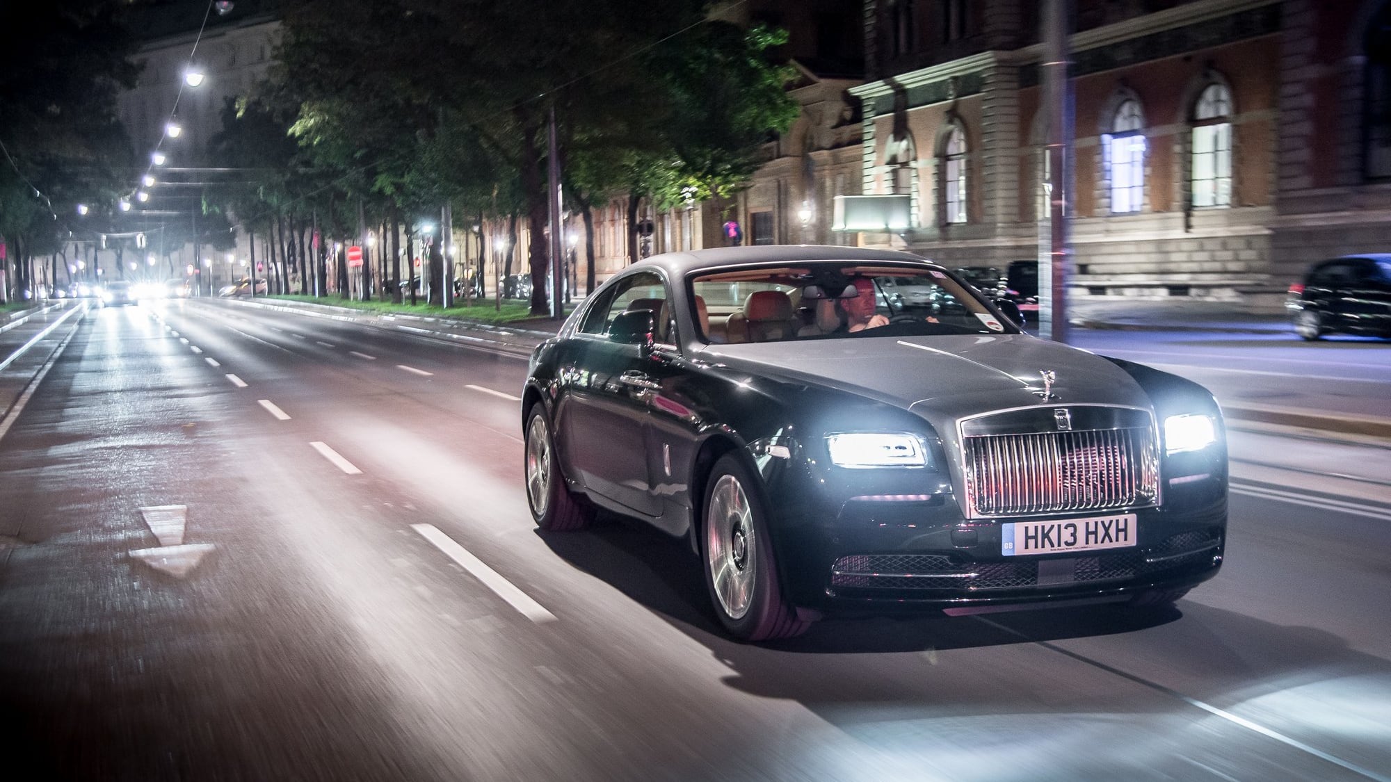 Rimini, compra Rolls Royce da 650.000 euro. Dell'auto neanche l'ombra