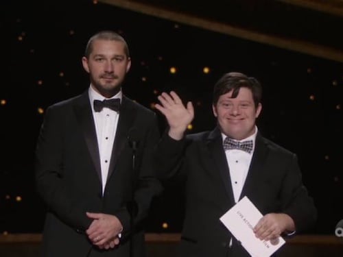 Oscar 2020, Shia LaBeouf scherza con l'attore Zack Gottsagen. Il web si infuria