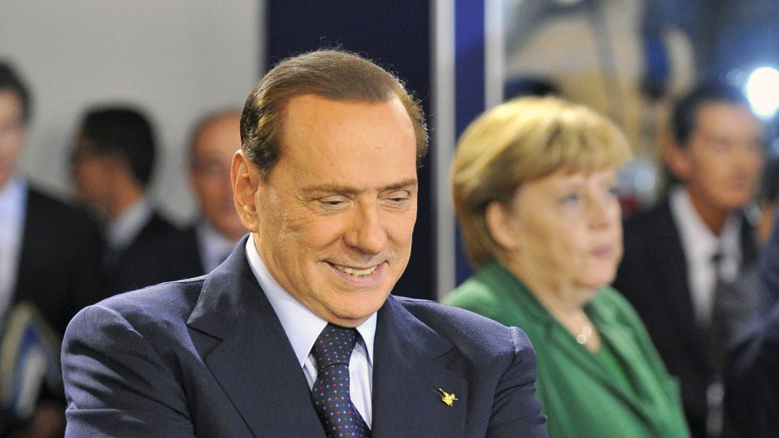 Berlusconi zittisce la sinistra: "Mai detto di uscire dall'euro"