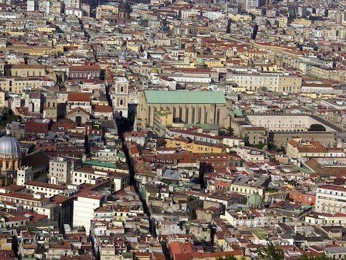 Napoli, pasticciere aggredito e ferito da un rapinatore in via Tribunali