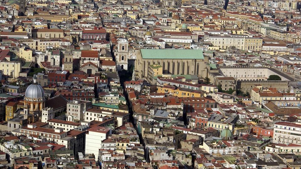 Napoli, pasticciere aggredito e ferito da un rapinatore in via Tribunali