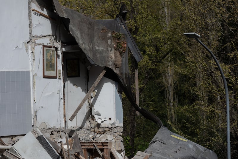 La palazzina crollata a Roma: vigili del fuoco lavorano tra le macerie 1