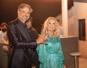 Beppe Convertini compie gli anni e festeggia con gli amici più cari 10