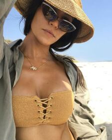 Kourtney Kardashian nuda al mare 1