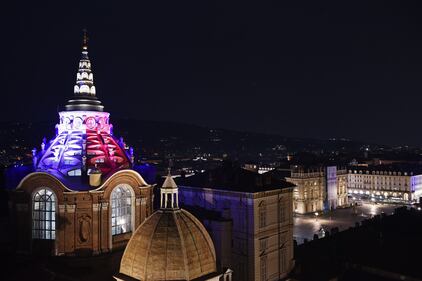 La Cappella del Guarini di Torno illuminata con il tricolore francese  1