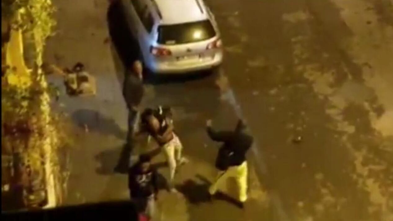 Napoli, maxi rissa al Vasto tra gruppi di stranieri, auto danneggiate