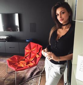 Cristina Buccino, foto hot sulle scale 7