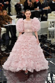 Lily-Rose Depp, topless bollente per la tintarella 13