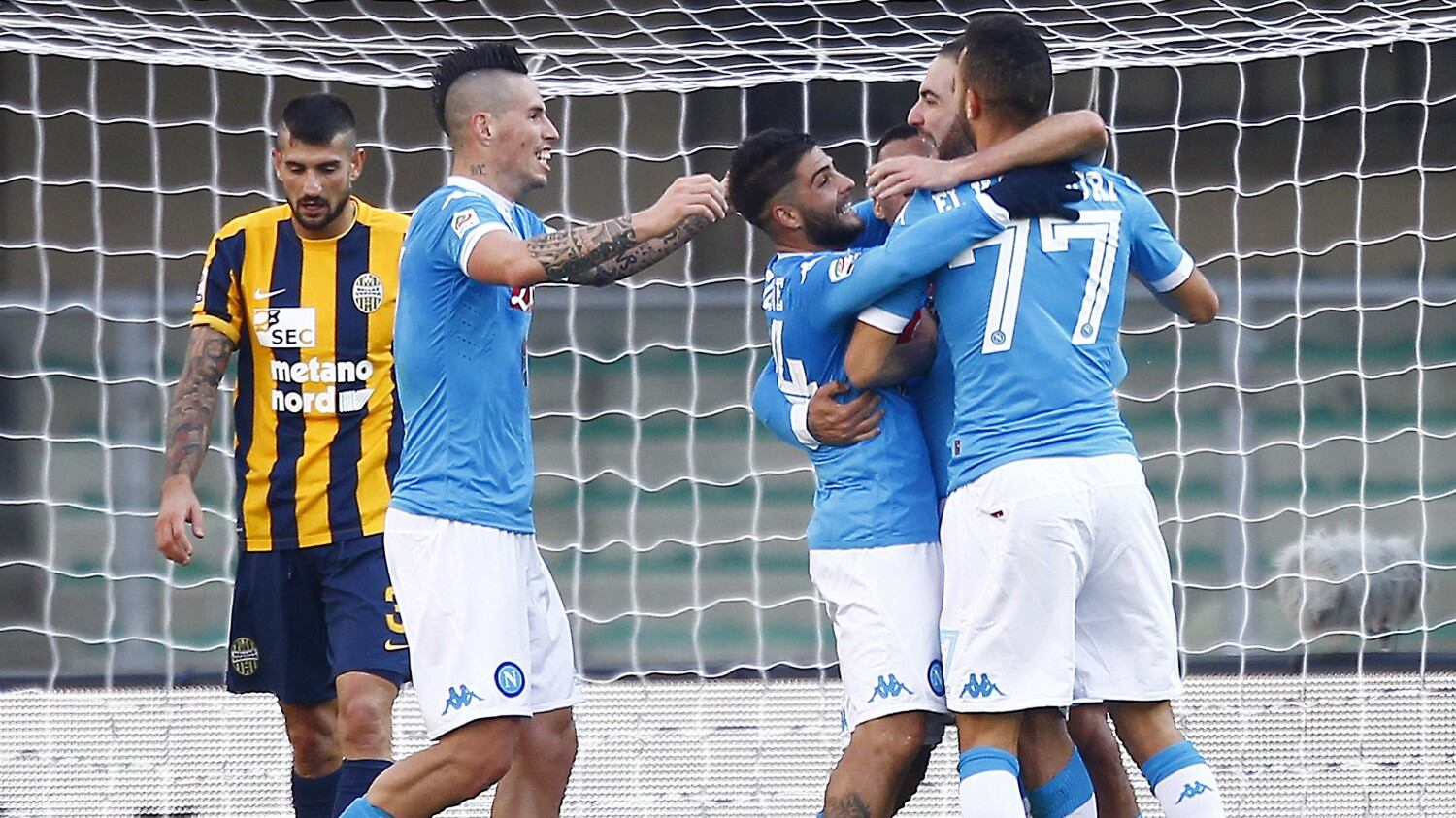 Il Napoli vince a Verona e vola in testa alla classifica