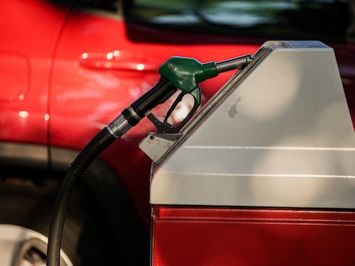 Caro carburanti, altri cinque giorni di sconto sul diesel: il governo usa l’extragettito Iva e prepara gli aiuti selettivi
