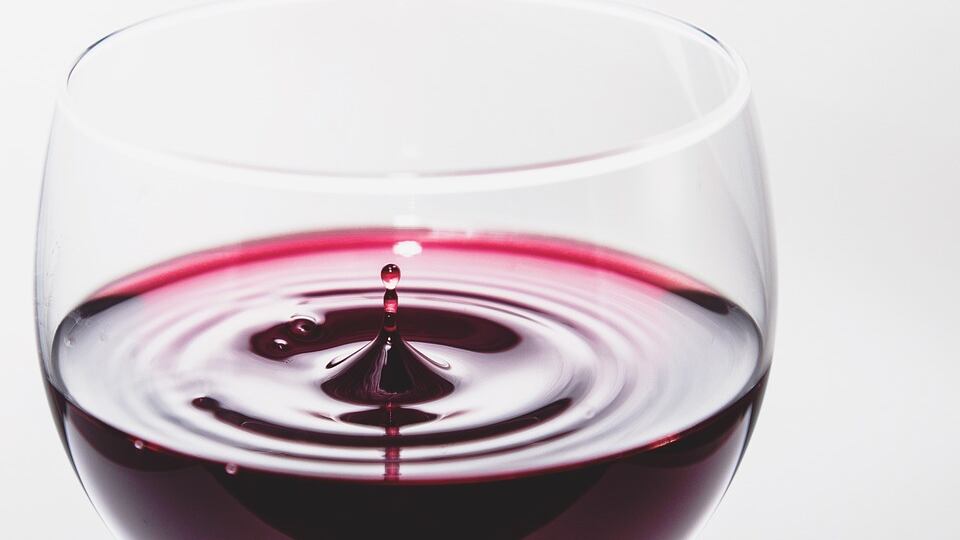 Vino rosso, l’alleato della salute dei capelli