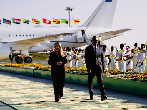 L’Italia aiuta l’Africa, ma per Bonelli è colonialismo