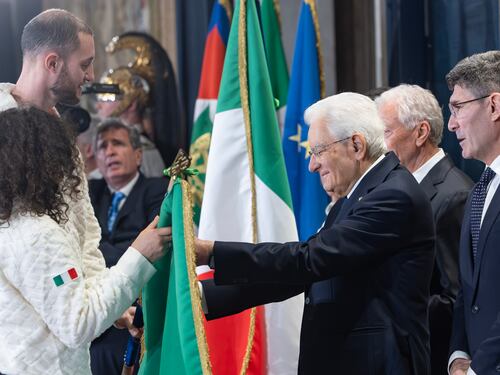 Milano-Cortina, Mattarella consegna il tricolore ai portabandiera. Brignone: "Vivo qui e ora"