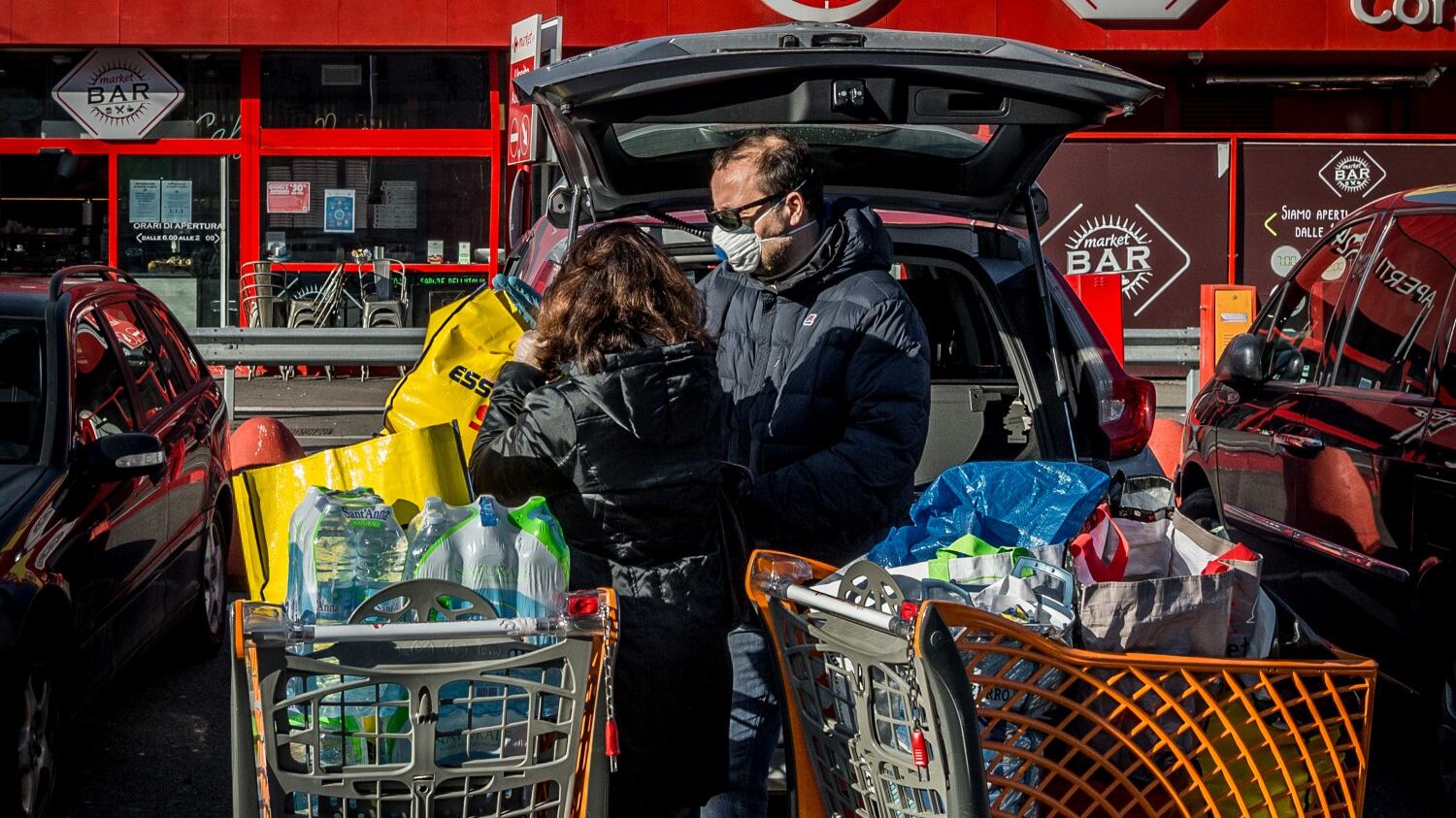 Lombardia, misurare la febbre a chi entra nei supermercati