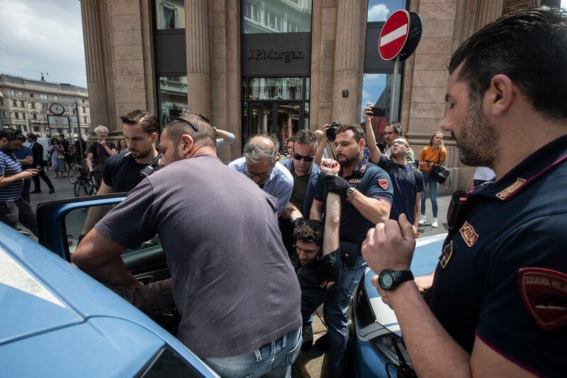 Vernice rossa sulla sede di Jp Morgan: il blitz dei proPal a Milano 8