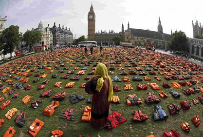 I giubbotti salvagenti dei rifugiati interrogano la politica inglese 5