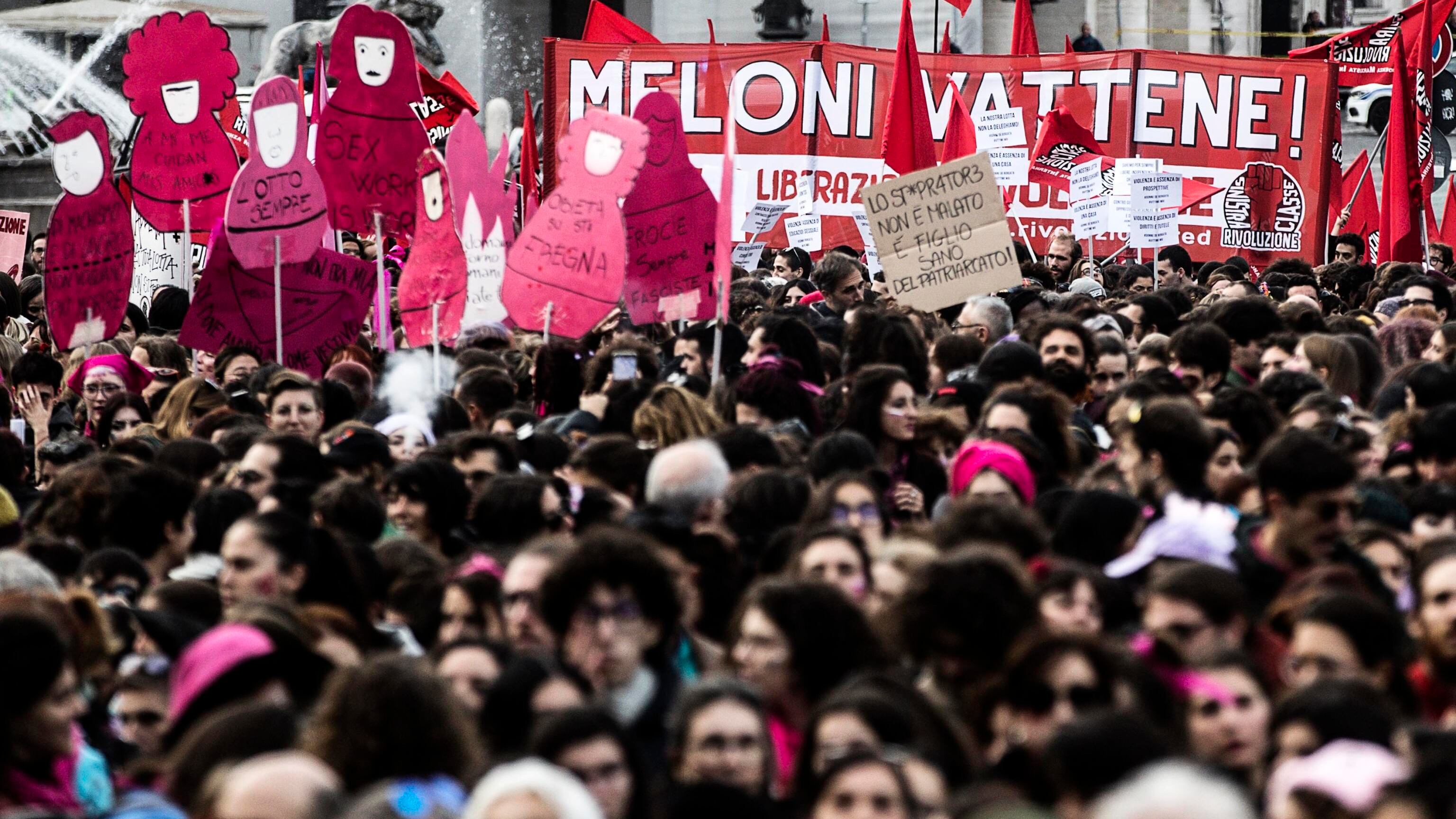 "Ti mangiamo il cuore". L'odio dalle femministe contro la Meloni