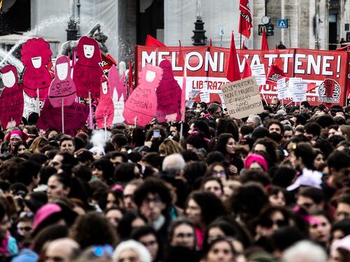 "Ti mangiamo il cuore". L'odio dalle femministe contro la Meloni