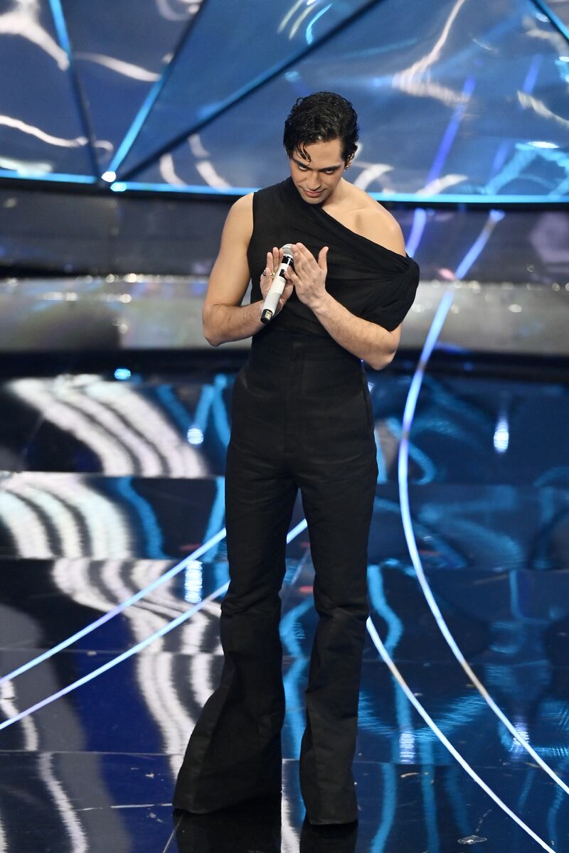 Sanremo 2024: ecco il look della seconda serata del Festival di Mahmood  1
