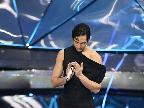 Sanremo 2024: ecco il look della seconda serata del Festival di Mahmood