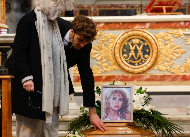Applausi, lacrime e messagi d'affetto: i funerali di Eleonora Giorgi a Roma 5