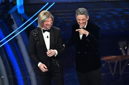 Amadeus con la parrucca, torna Maria De Filippi 2