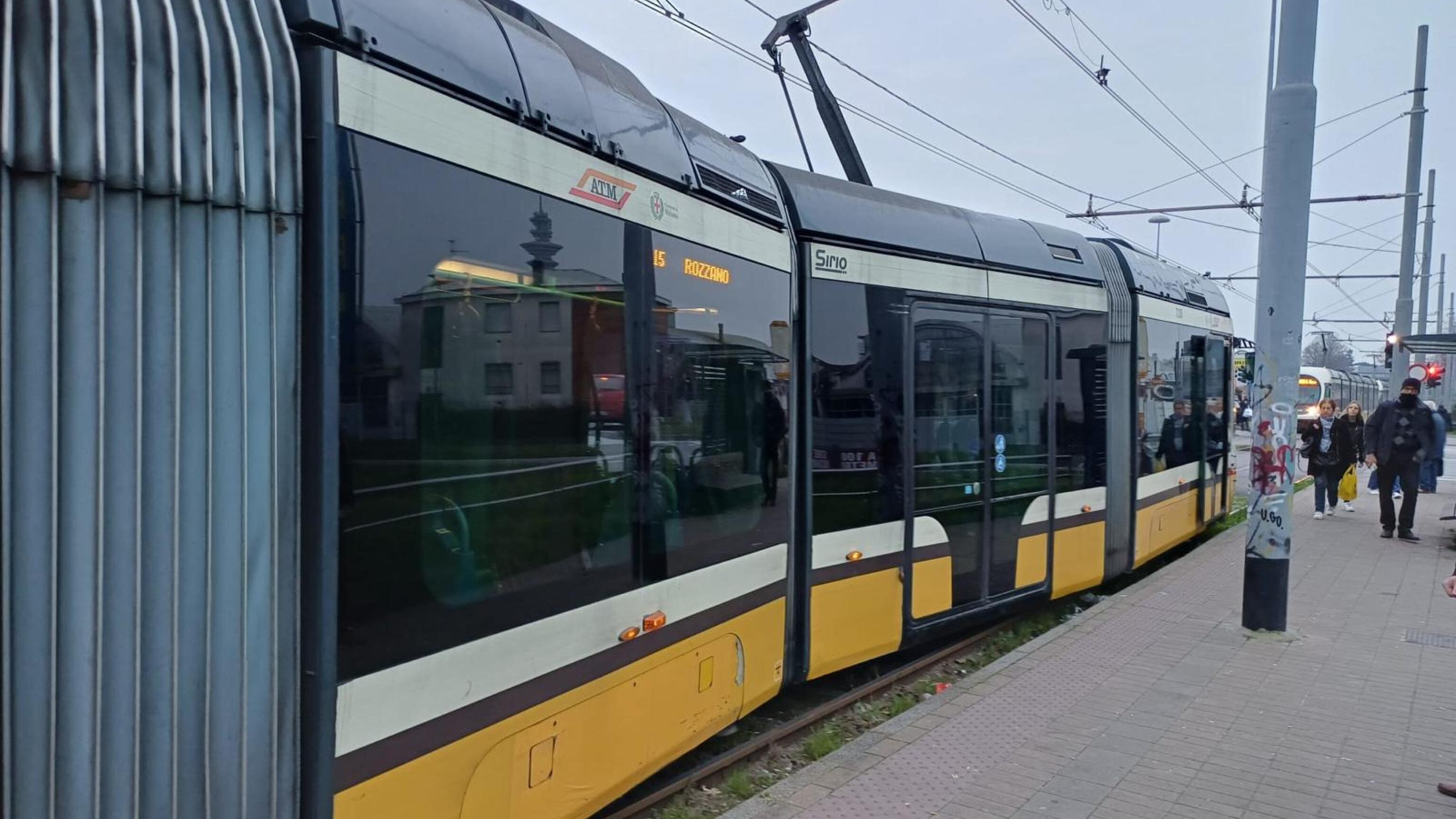 Milano, resta incastrata nel tram e viene trascinata: salvata dai carabinieri in extremis
