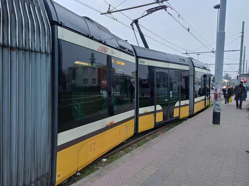 Milano, resta incastrata nel tram e viene trascinata: salvata dai carabinieri in extremis