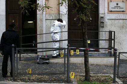 Roma, ordigno rudimentale contro la caserma dei carabinieri 10