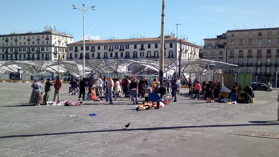 Napoli, scatena il caos in un bar e aggredisce gli agenti: rumena in manette