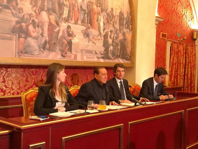 Berlusconi lancia la carovana del No 7