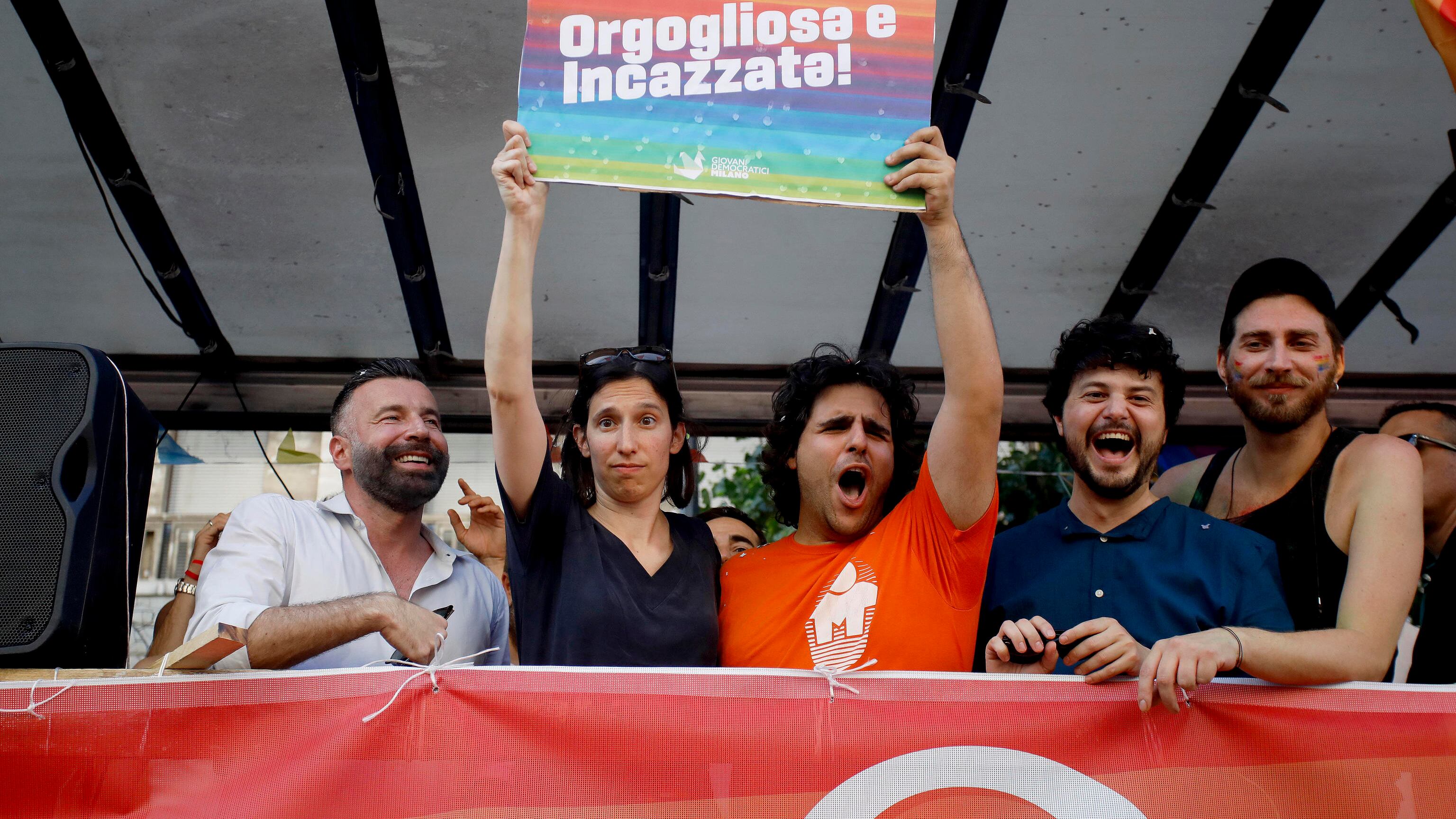 "È come se ci fosse il muro di Berlino". Ancora una gaffe per Schlein al Pride