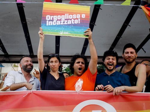 "È come se ci fosse il muro di Berlino". Ancora una gaffe per Schlein al Pride