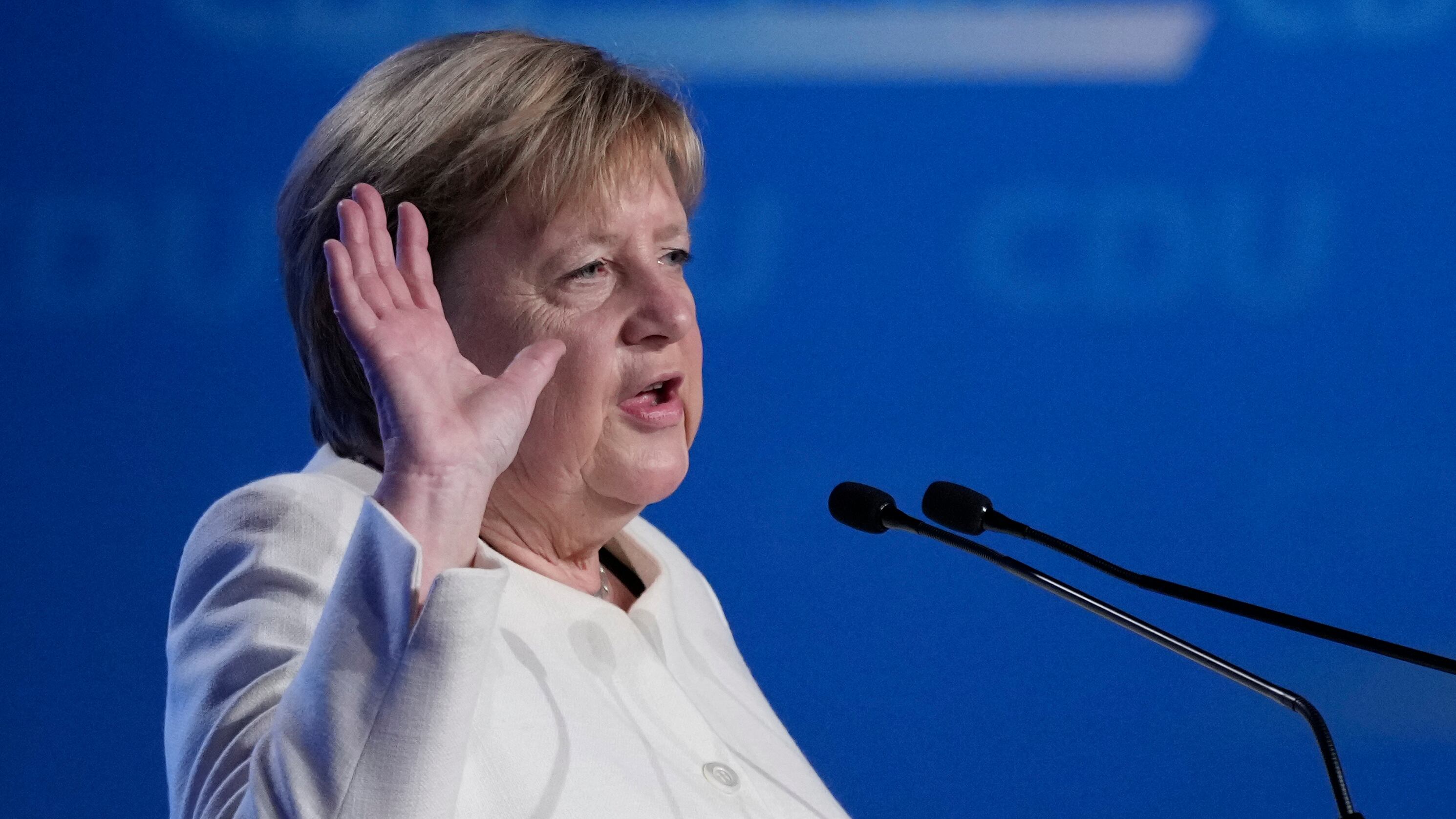 La Germania si blocca, il lato oscuro dell'elettrico e Lucarelli: quindi, oggi...