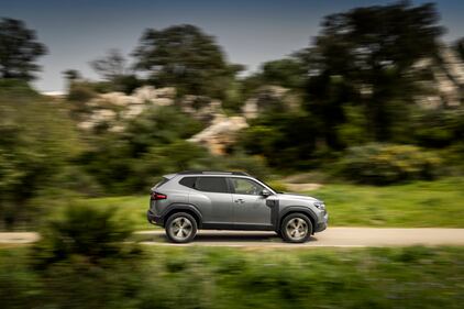 Dacia Duster 2024: guarda la gallery del nuovo SUV, anche ibrido o GPL 6