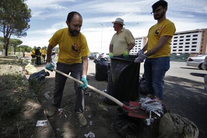 Rifiuti, i militanti dem puliscono le strade di Roma 7