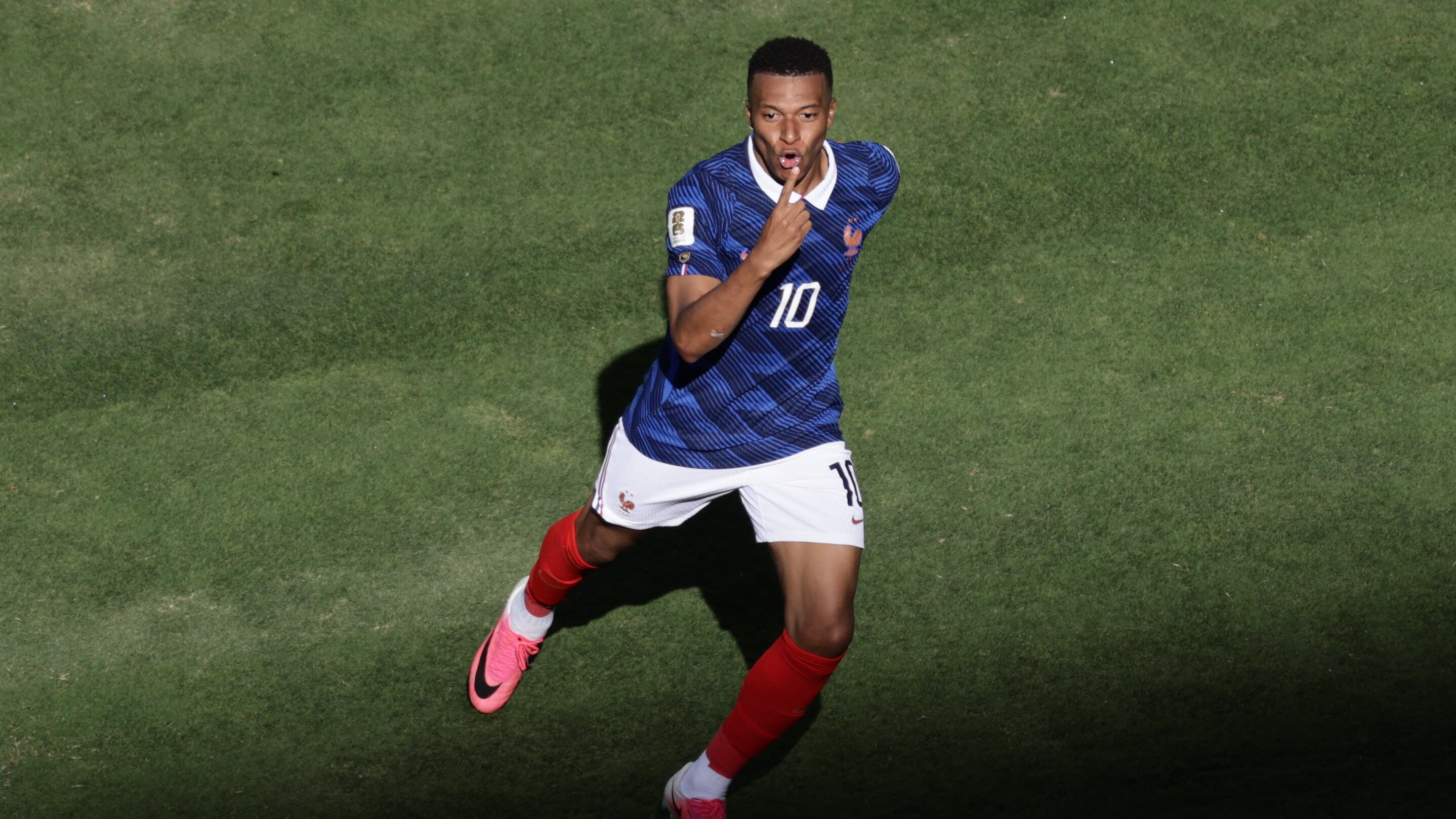 Prima il torpore poi è Mbappé-show. La Francia spaventa già il Mondiale