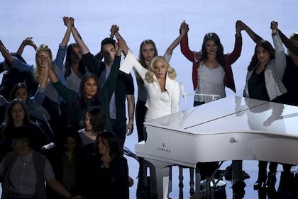 Lady Gaga agli Oscar 2016: foto 16