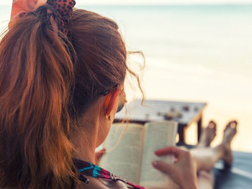 È poco tecnologico e ama i gialli: identikit del lettore vacanziero