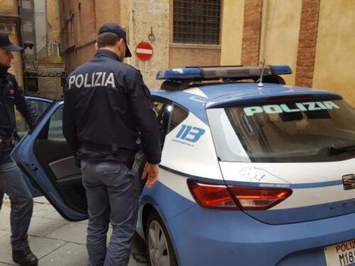 Botte dal compagno, lei reagisce e lo accoltella: è grave