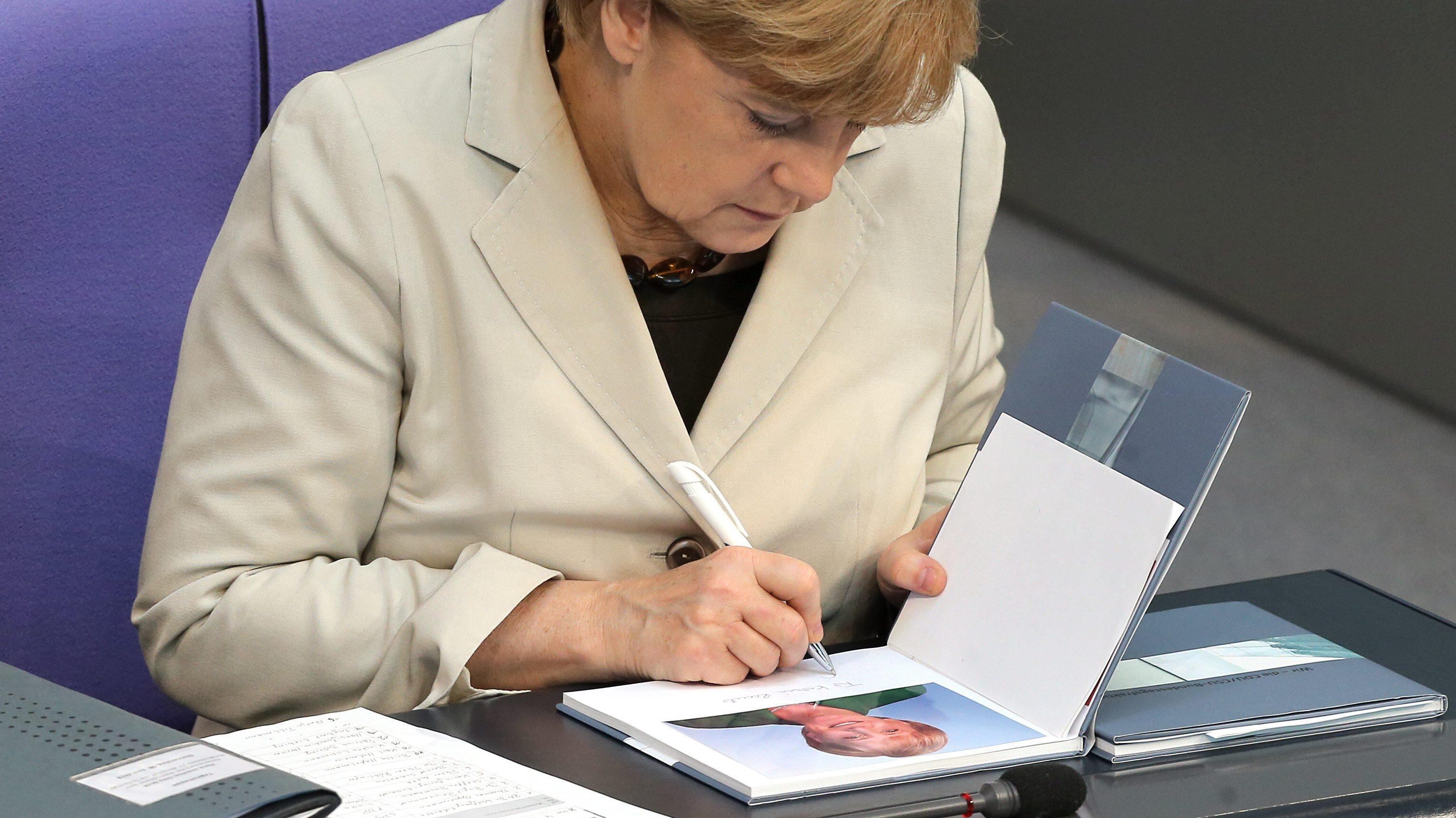 Un giovane squilibrato tenta il decollo con l'aereo della Merkel