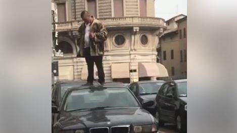 Mantova, un romeno ubriaco "calpesta" automobili in sosta