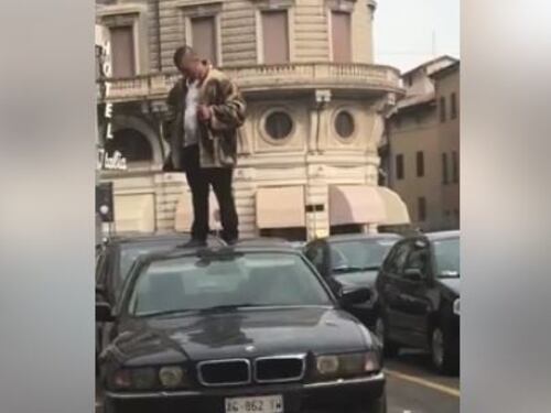 Mantova, un romeno ubriaco "calpesta" automobili in sosta